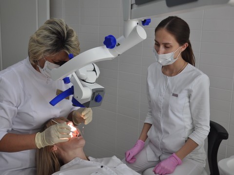 Фото стоматологии «Вега Дент» - Лечение под микроскопом