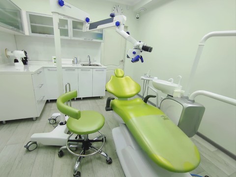 Фото стоматологии «Вега Дент» - Кабинет с микроскопом