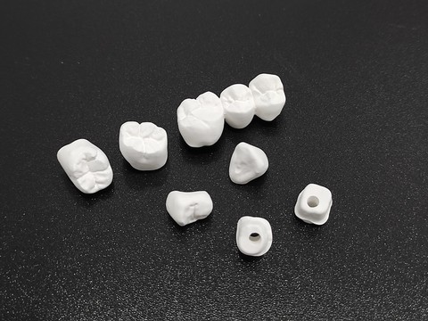 Фото стоматологии «Зуботехническая лаборатория, CAD/CAM» - Циркониевые коронки перед синтеризацией